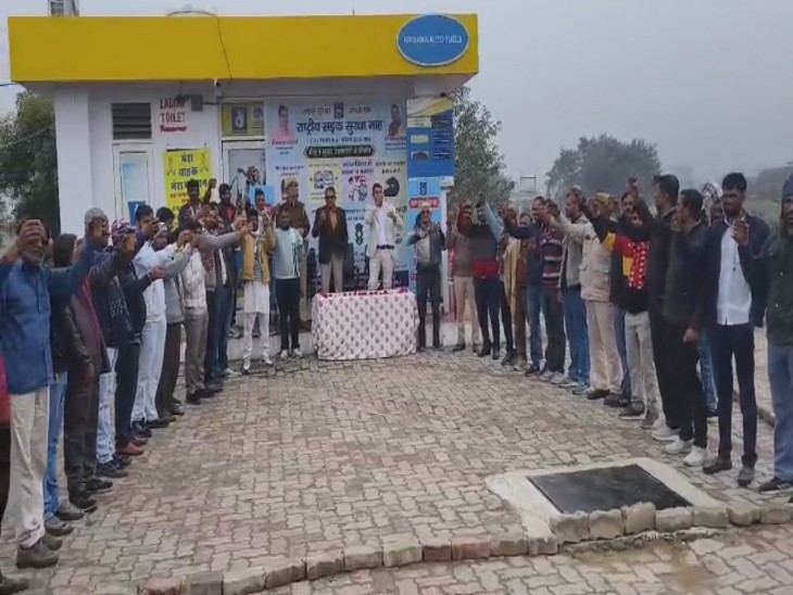 सड़क सुरक्षा माह के तहत वाहन चालकों को शराब से नहीं दूध से करे नववर्ष की शुरुआत की शपथ दिलाई।