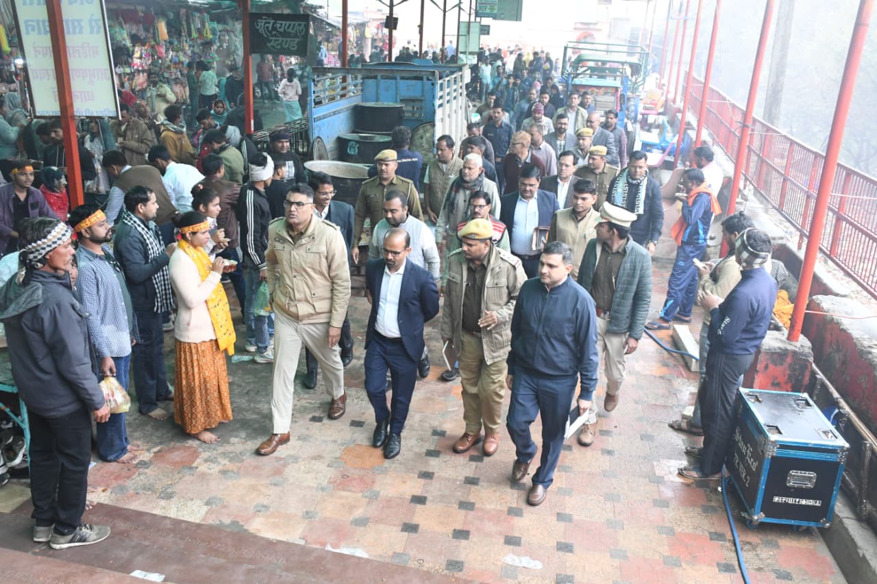 मेले से पहले व्यवस्थाओं का जायजा लेते कलेक्टर और एसपी।
