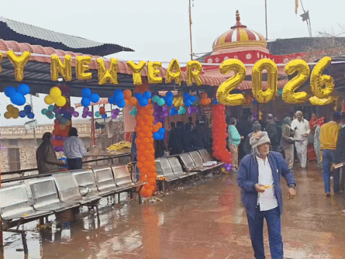 नववर्ष के अवसर पर त्रिनेत्र गणेश मंदिर परिसर में विशेष सजावट देखने को मिली।