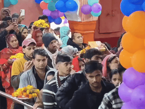 त्रिनेत्र गणेश के दर्शनों के लिए कतारों में लगे श्रद्धालु।