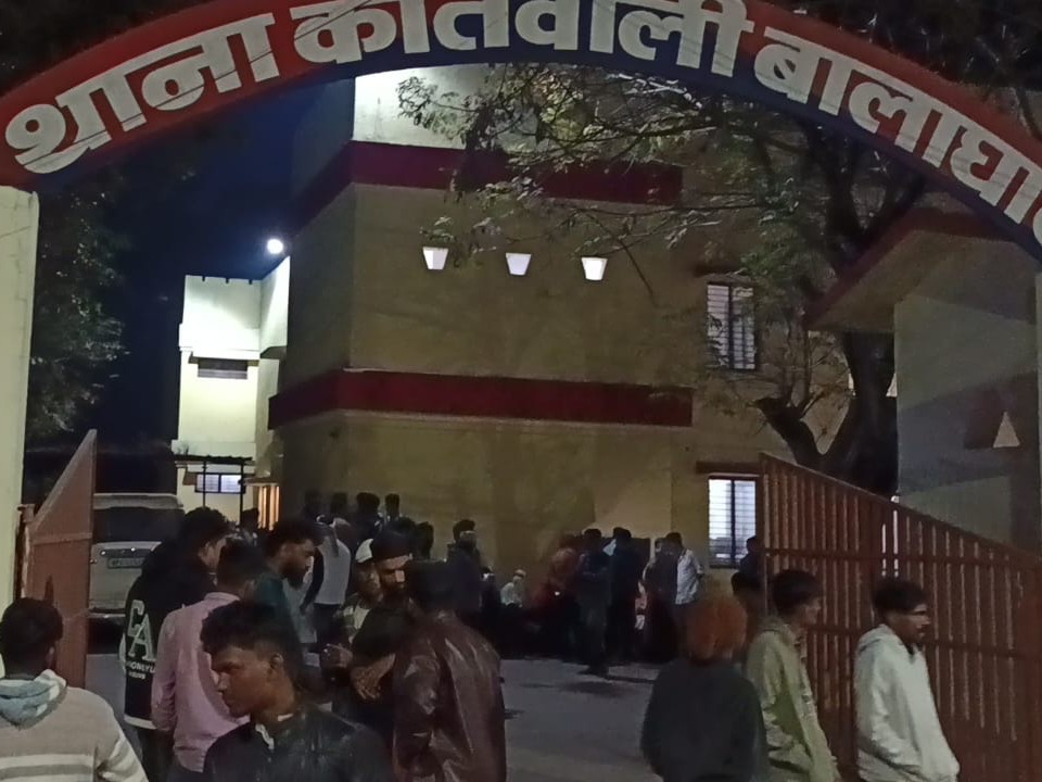 पुलिस ने आरोपी को हिरासत में ले लिया है।