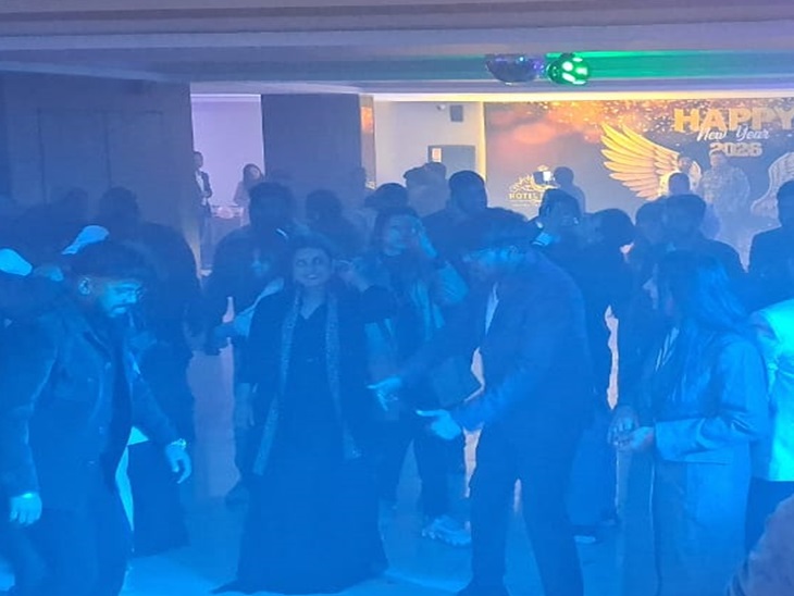 डीजे के धुन पर थिरकते युवा।