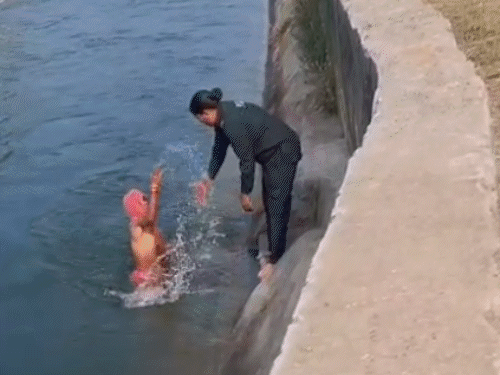 बांसवाड़ा में कालिका टीम की लेडी कॉन्स्टेबल गंगा ने खूब हिम्मत दिखाई। आत्महत्या करने जा रही महिला को बचाने नहर में कूद पड़ी और खींचकर निकाल लिया।