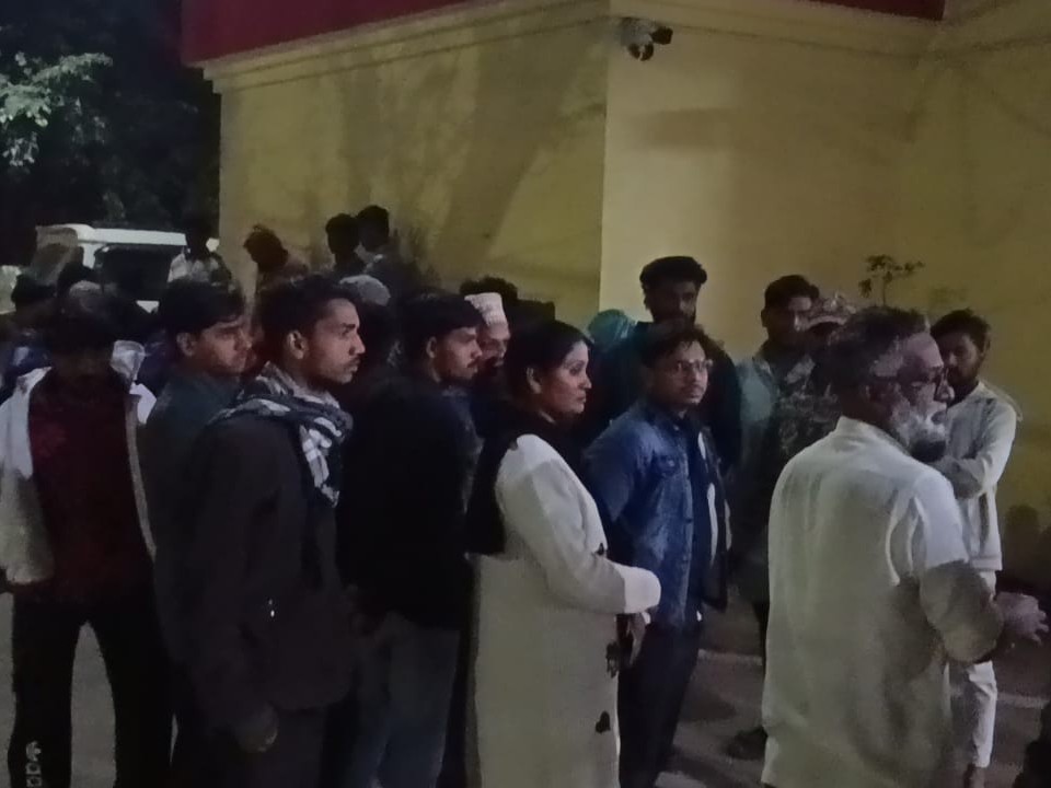 घटना के बाद मौके पर लोगों की भीड़ जमा हो गई।