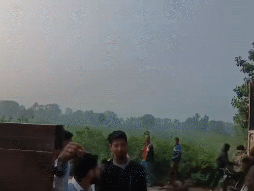 कार के परखच्चे उड़ गए। मौके पर ग्रामीणों की भीड़ जुट गई।