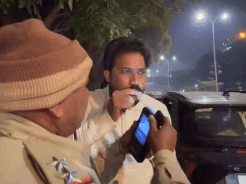 जयपुर में नए साल की रात ट्रैफिक पुलिस पूरी तरह एक्टिव रही। शराब पीकर वाहन चलाने वालों के खिलाफ सख्ती की गई। फूंक मारकर मदिरा पान की जांच की गई।