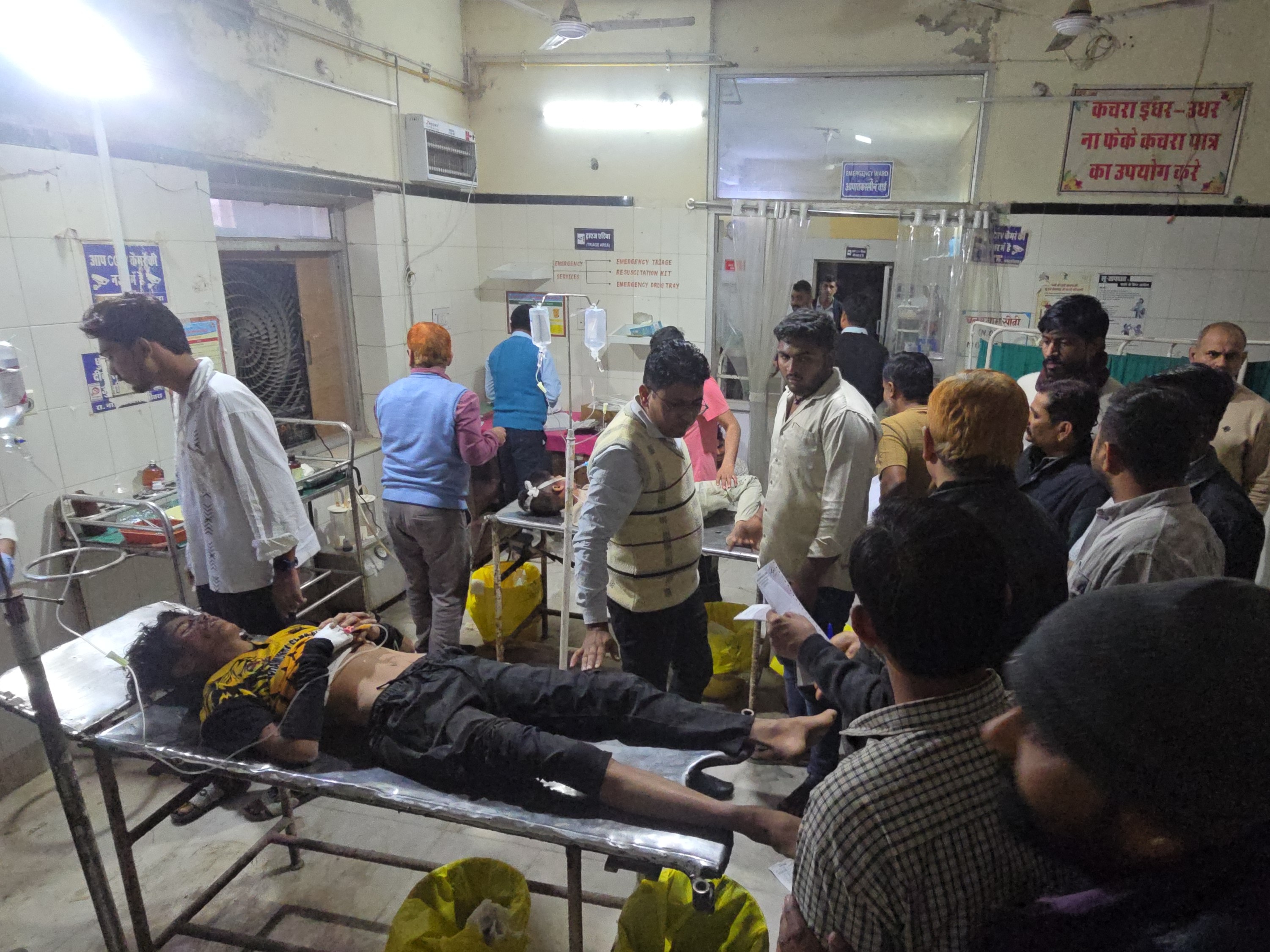 घायल होने वाले सभी लोग एक ही परिवार के हैं जो जालौर जिले के केसवना गांव के निवासी है।