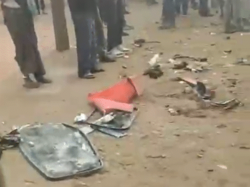 यह वह डंपर है, जिसने कार को टक्कर मारी थी।