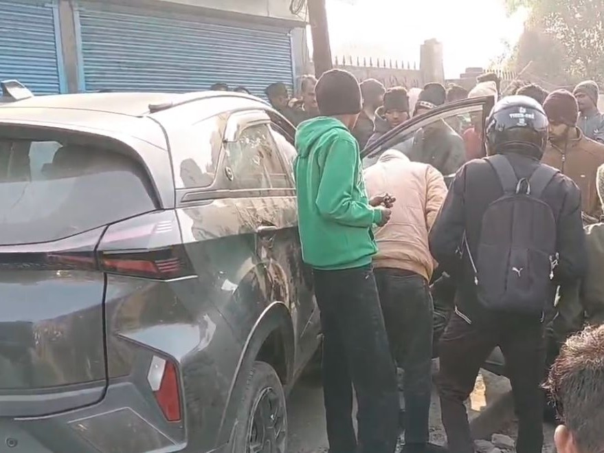 घायलों की हालत नाजुक बनी हुई है। उन्हें विशेष निगरानी में रखा गया है।