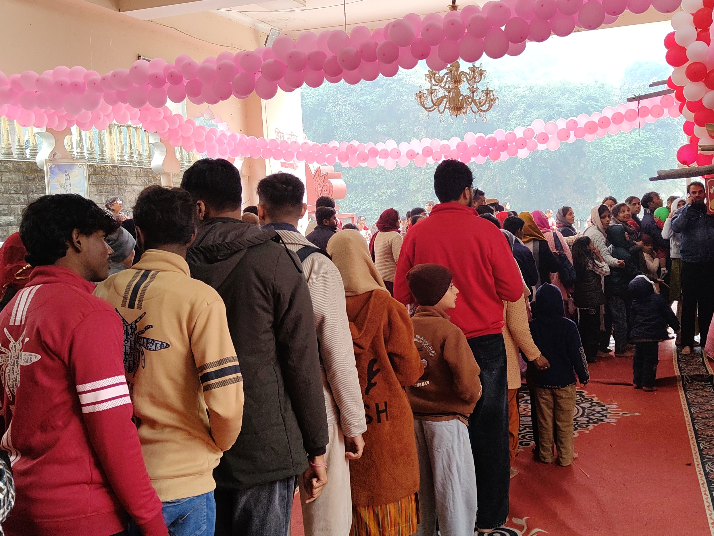 मंदिर में दर्शन के लिए लाइन में लगे श्रद्धालु।