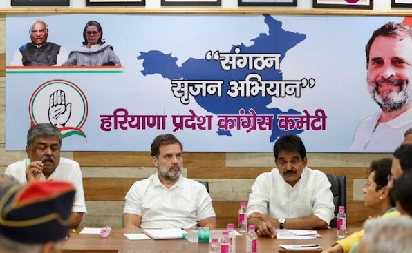 चंडीगढ़ में सृजन कार्यक्रम के तहत नेताओं से चर्चा करते राहुल गांधी (फाइल फोटो)।