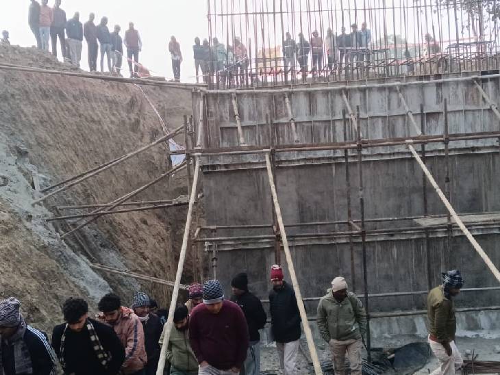 पुल निर्माण के लिए खोदा गया गड्ढा।