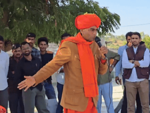 बाड़मेर में महंत प्रतापपुरी महाराज ने घर-वापसी की बात की। उन्होंने कहा कि यहां कौन-कौन दूसरे धर्म के लोग हैं। पूछा- कितनी पीढ़ी पहले मुस्लिम थे।