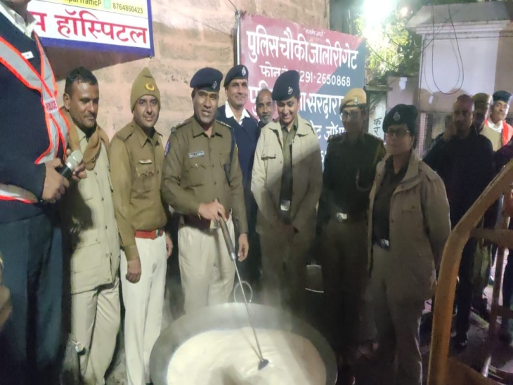 जोधपुर पुलिस द्वारा जालोरी गेट चौराहा पर नववर्ष की शुरुआत 'मदिरा की जगह दूध से' करने का संदेश दिया।