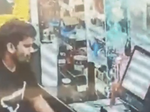 युवक अमेरिका में एक शॉपिंग मॉल में बिलिंग का काम करता था। एक वीडियो में नजर आ रहा है युवक। (फाइल फोटो)।