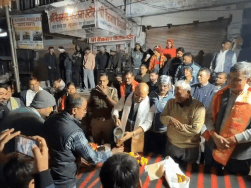 युवाओं को दूध वितरित करते अधिकारी व जनप्रतिनिध