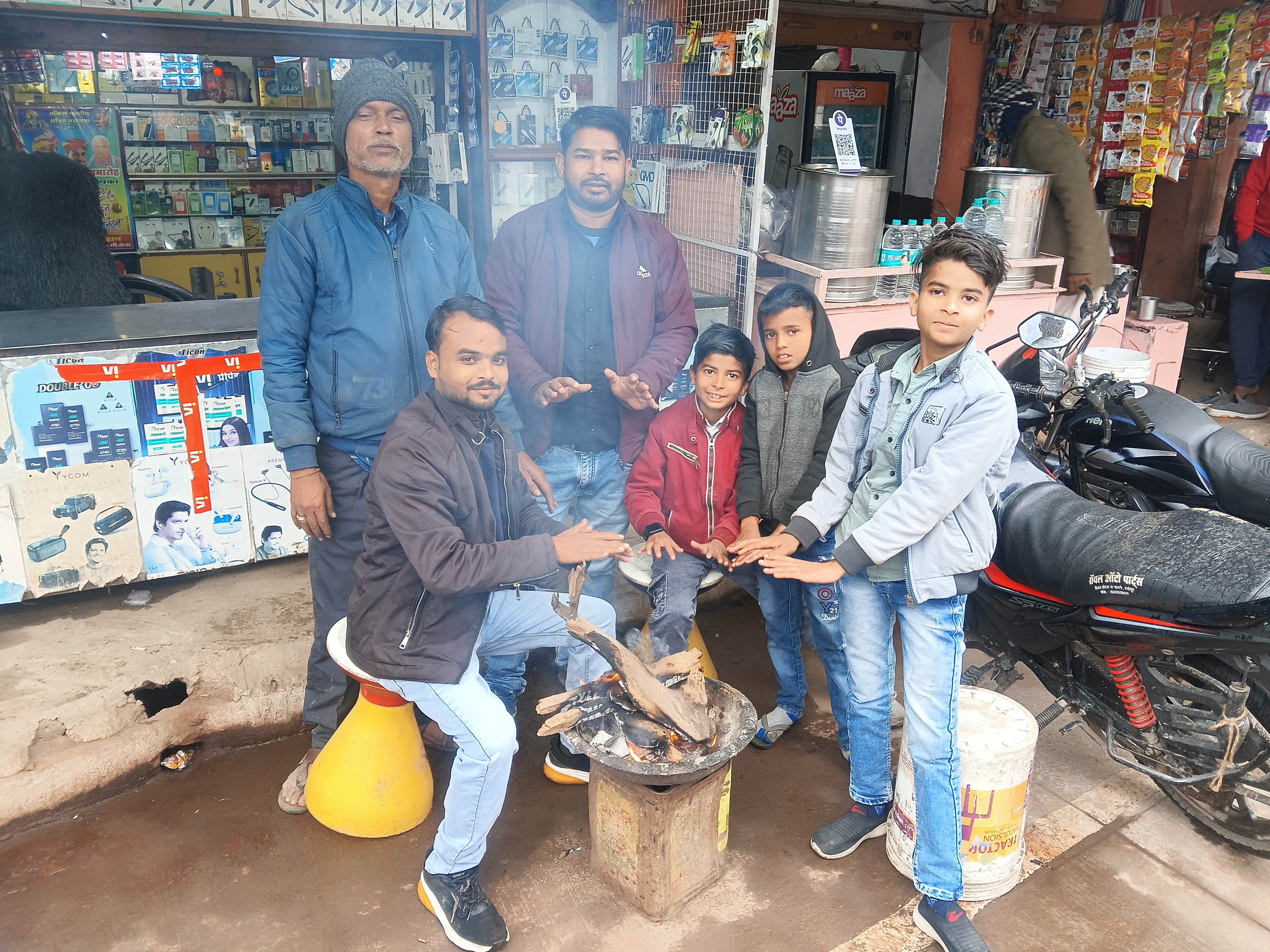 सुबह-सुबह अलाव तापते लोग, ठंड से बचाव।