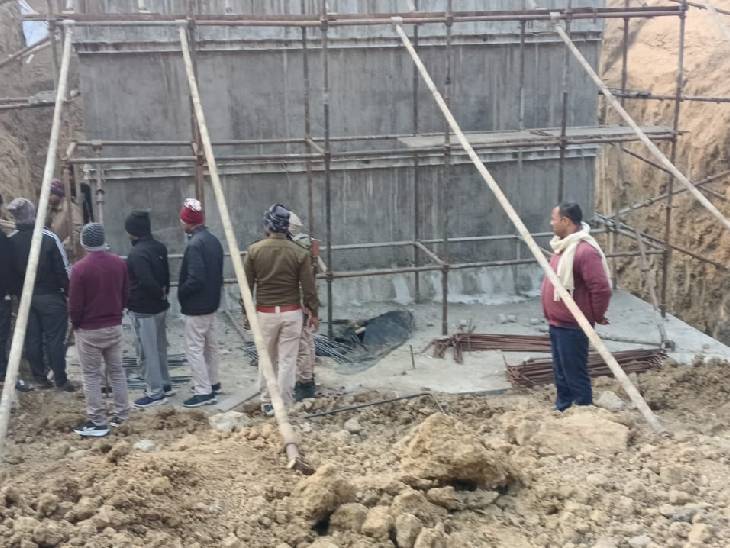 सड़क से 30 फीट नीचे युवक की लाश मिली।