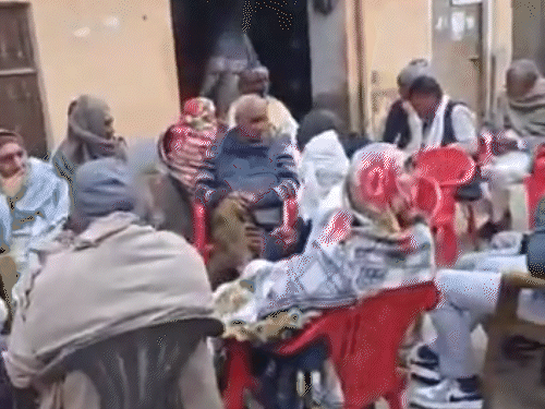 हादसे की जानकारी के बाद उनके जाट बहरोड़ गांव में स्थित घर में रिश्तेदार और पड़ोसी।