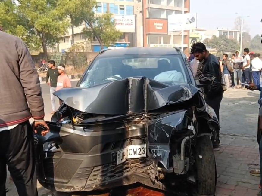 तेज रफ्तार कार ने महिला व युवक को कुचला:  धनबाद में पोल से टकराकर क्षतिग्रस्त हुई गाड़ी; चालक हुआ फरार – Dhanbad News