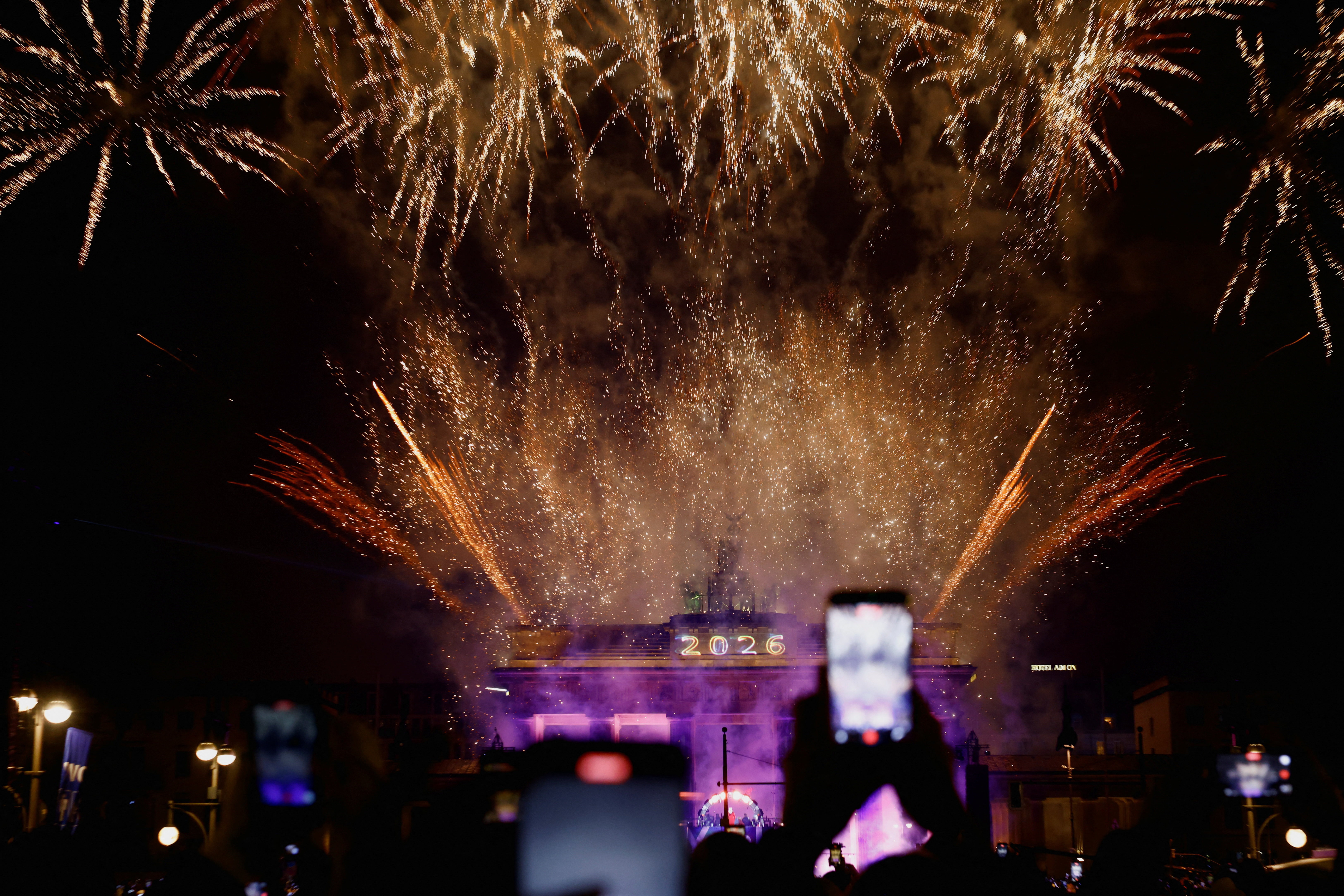 जर्मनी के बर्लिन में नए साल के जश्न के दौरा ब्रैंडेनबर्ग गेट के ऊपर आतिशबाजी हुई।