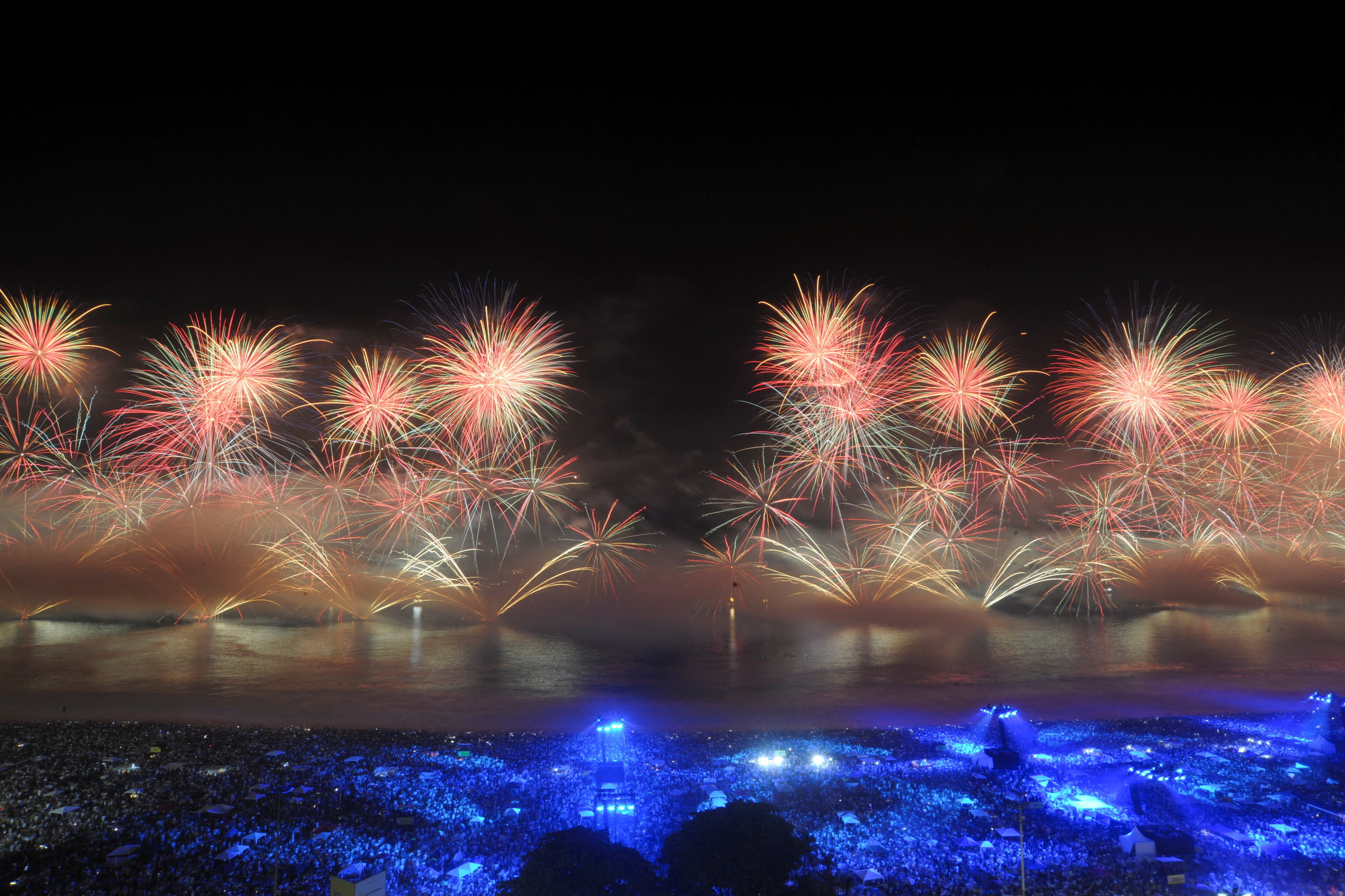 ब्राजील के रियो डी जनेरियो में कोपाकबाना बीच पर नए साल के जश्न के दौरान आतिशबाजी।