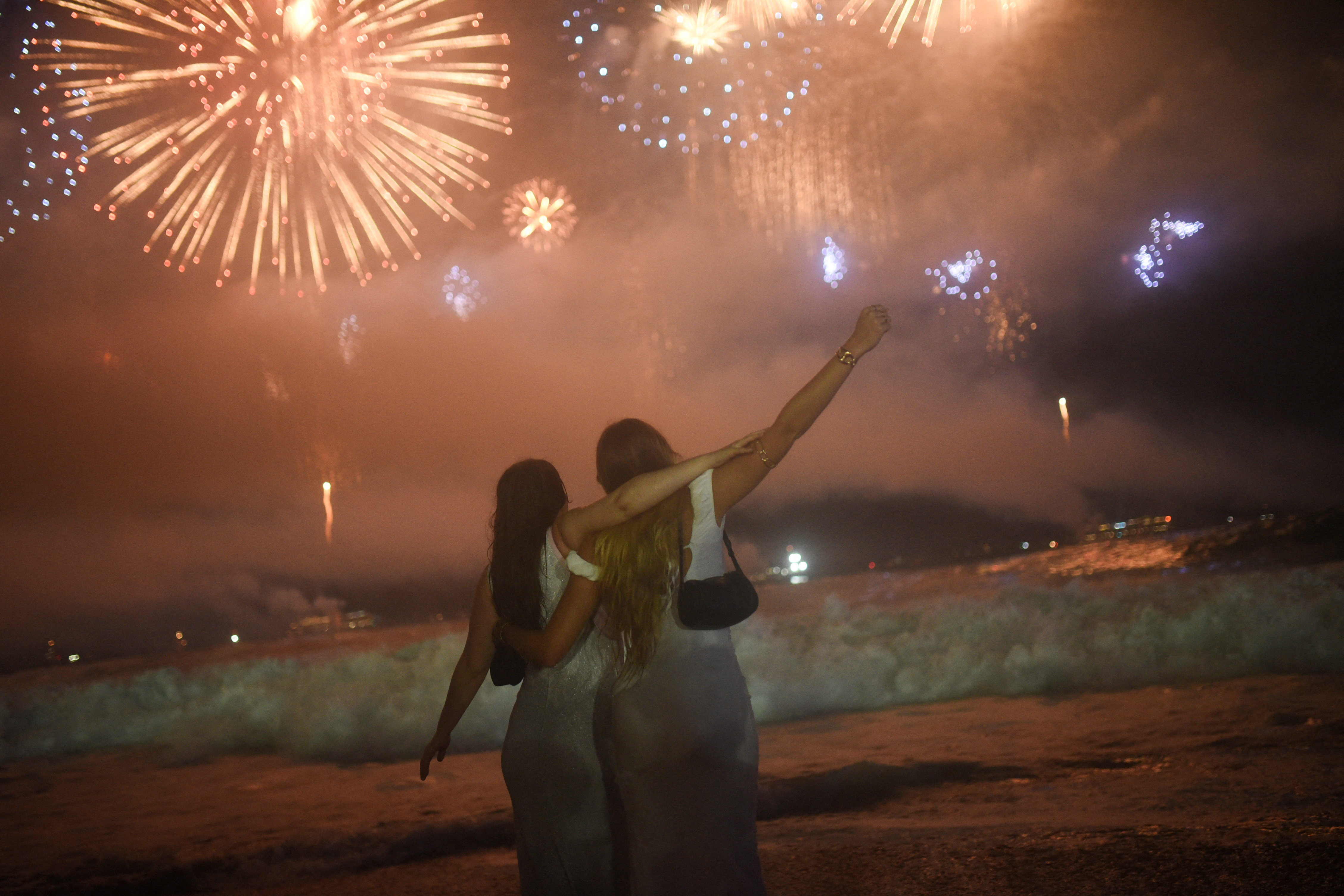 ब्राजील के समुद्री तट पर न्यू ईयर सेलिब्रेट करती दो लड़कियां।