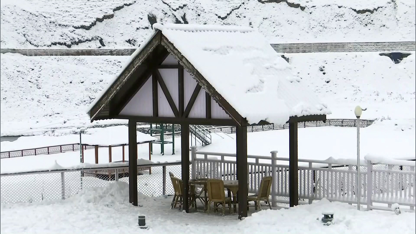 यह तस्वीर सोनमर्ग की है, आसपास इलाका पूरी तरह से बर्फ में जम गया।