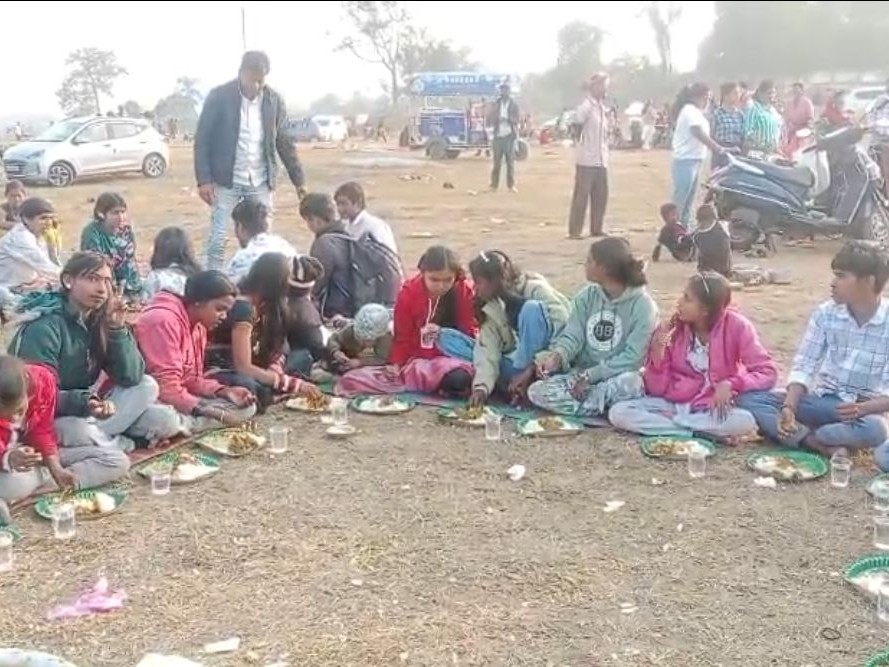 लोगों ने पिकनिक के दौरान लजीज व्यंजन का लुत्फ उठाया।