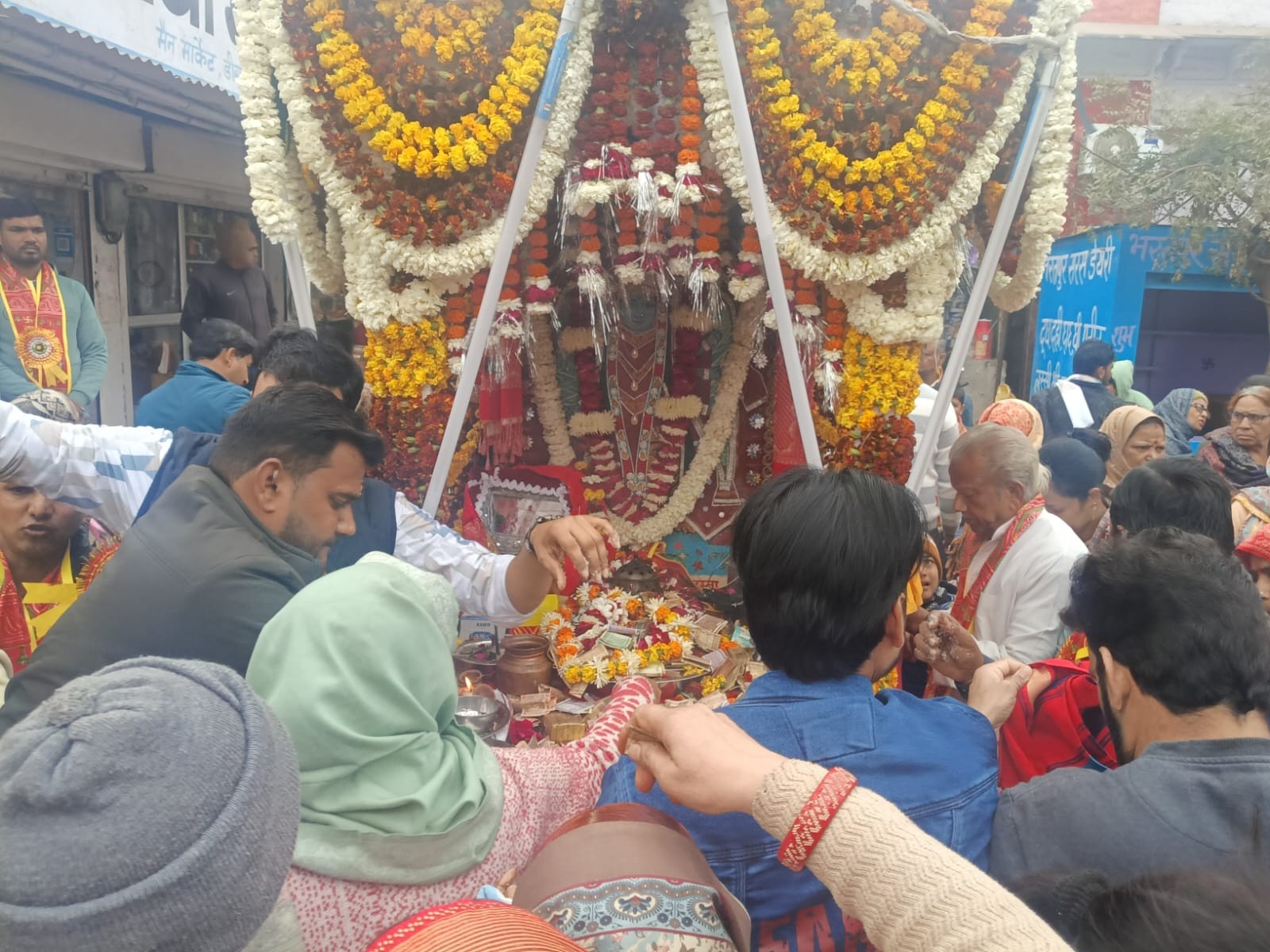 यात्रा में श्रद्धालु नाचते-गाते हुए आगे बढ़े।