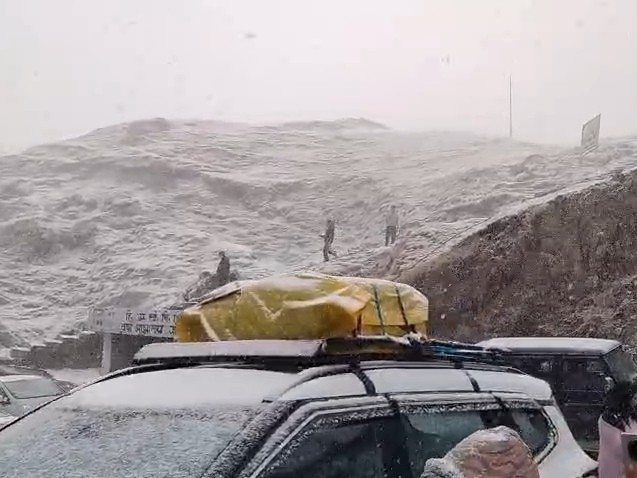 चंबा के ऊंचाई वाले इलाकों में बर्फबारी शुरू हो गई है।