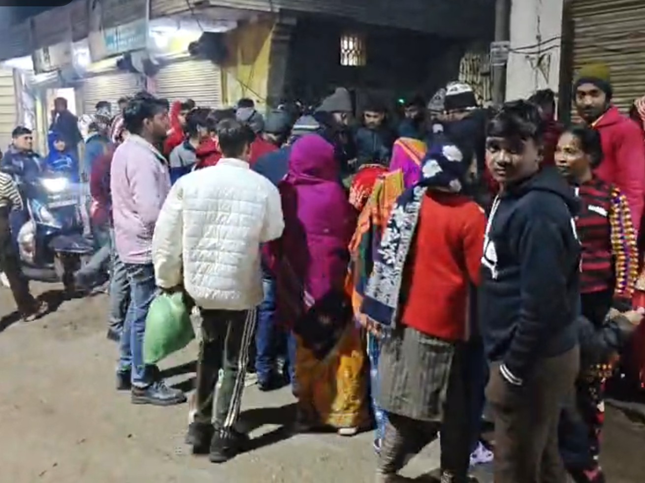 भ्रूण मिलने की सूचना के बाद मौके पर जुटी भीड़।