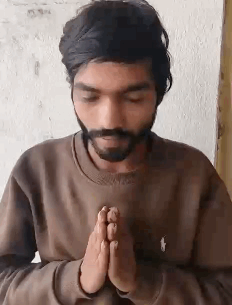 हाथ जोड़कर माफी मांगता युवक
