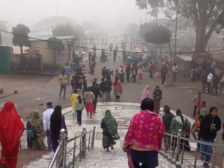 कड़ाके की ठंड और घने कोहरे के बावजूद लोग दर्शन करने मंदिरों में पहुंचे।