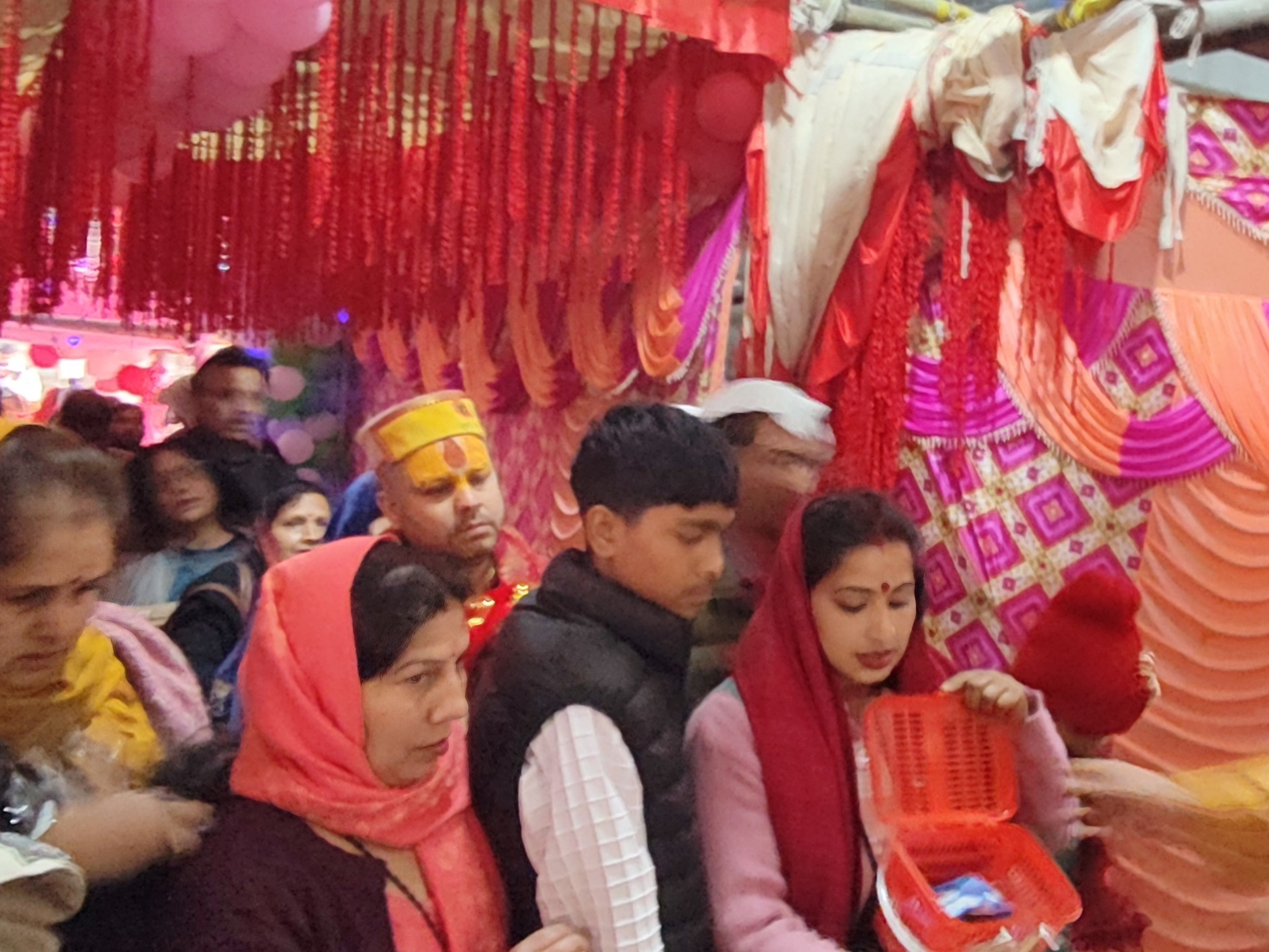 पूजा-अर्चना करती महिलाएं।