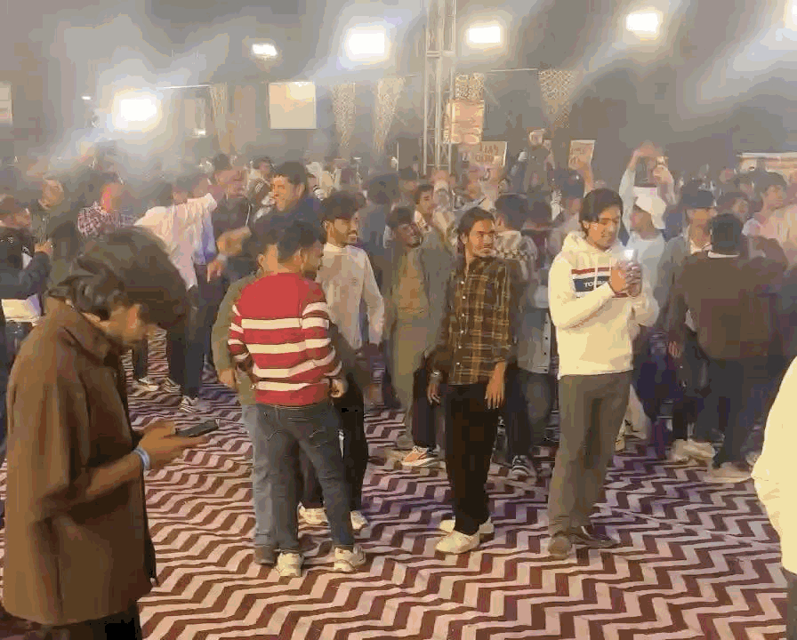 फिल्मी गानों के साथ भजनों पर भी डांस किया