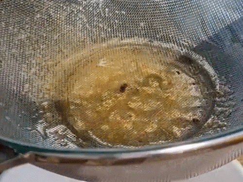 रामकिशोर पूरा प्रोसेस बताते हुए कहते हैं- शहद को कैसे छाना जाता और फिर प्रोसेस कर बेचने के लिए पैक किया जाता है।