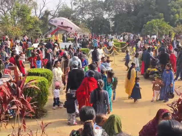 पिकनिक मनाने के लिए उमड़ी लोगों की भीड़।