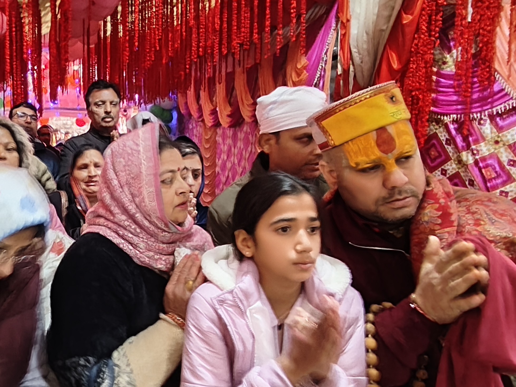 देवी के दर्शन के दाैरान प्रार्थना करते श्रद्धालु।