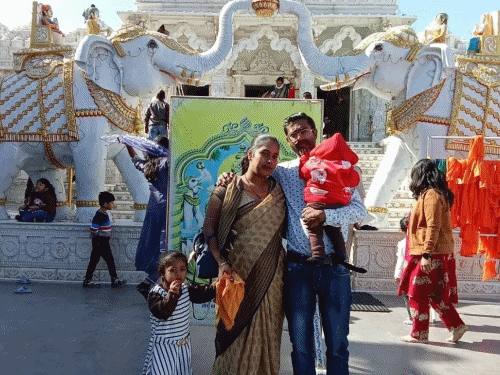 पुलिस अधिकारियों ने बताया कि परिवार को लेकर फिलहाल जानकारी जुटाई जा रही हैं।