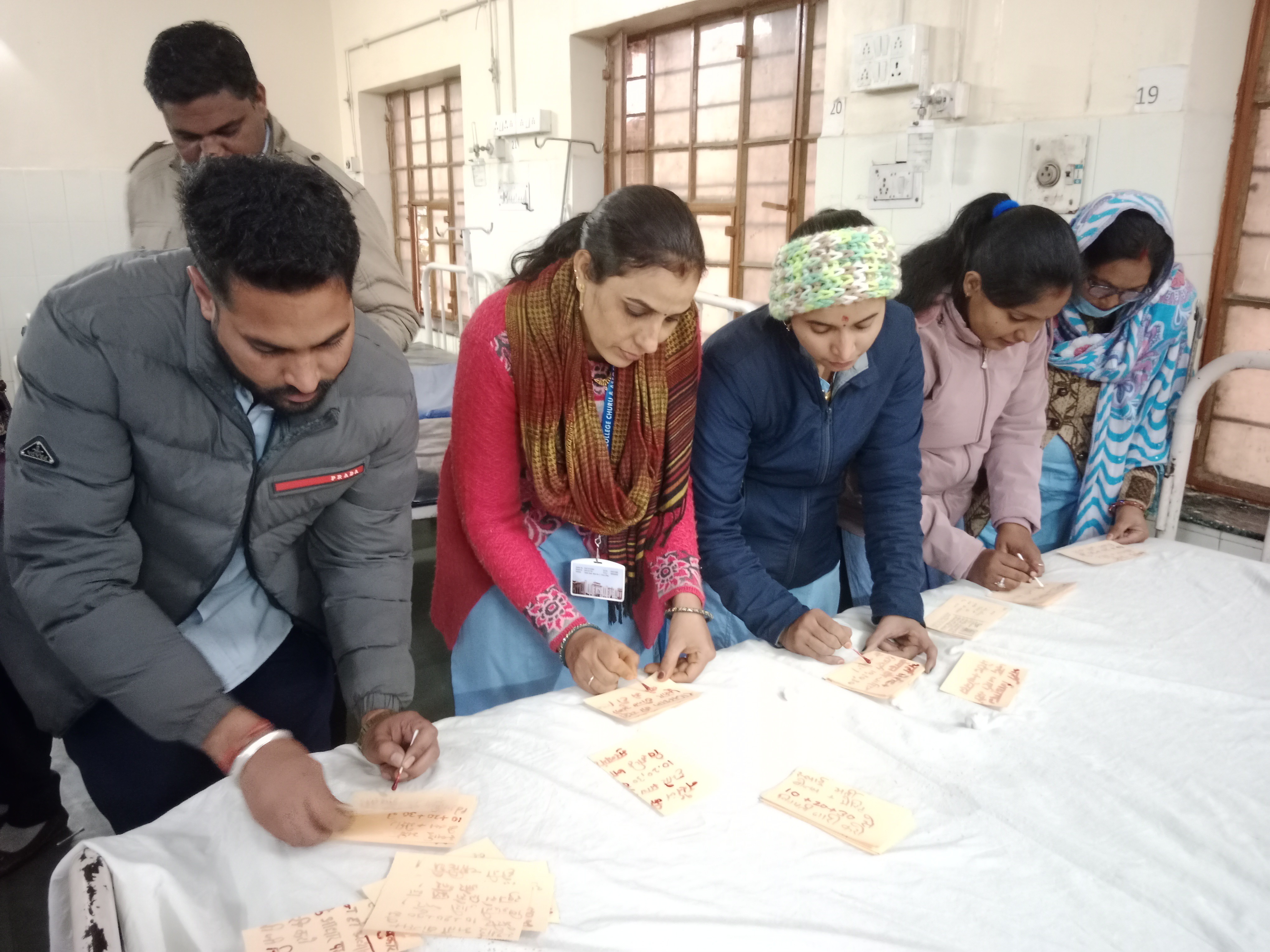 नर्सिंग अधिकारियों ने मांगों को लेकर खून से पोस्टकार्ड लिखे।