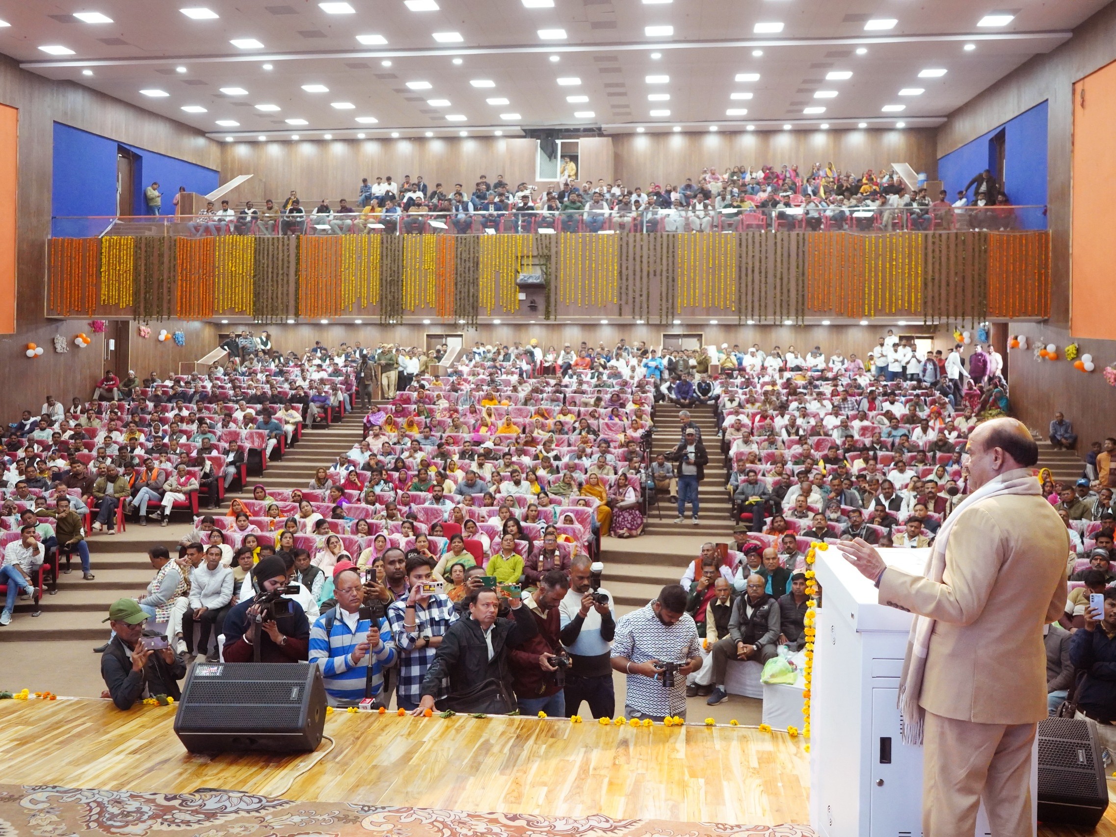 20 करोड़ रुपए की लागत से निर्मित टॉउन हॉल में 800 व्यक्तियों के बैठने की क्षमता है।