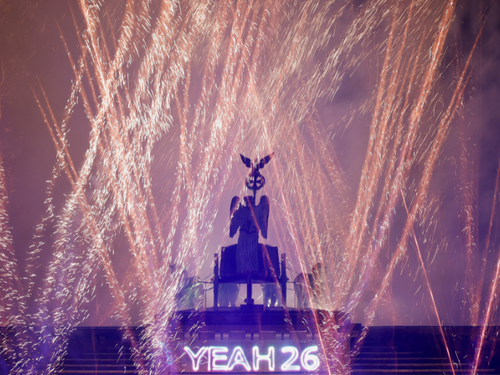 जर्मनी में ब्रैंडेनबर्ग गेट के ऊपर आतिशबाजी की तस्वीर।