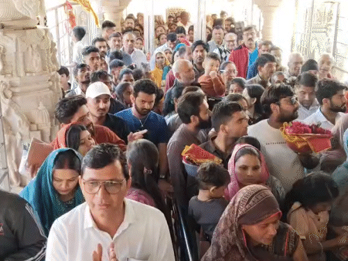गुजरात के बनासकांठा स्थित अंबाजी शक्तिपीठ में श्रद्धालुओं की भीड़।