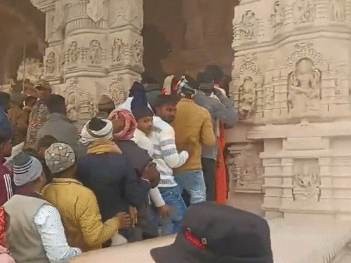 अयोध्या में दोपहर 12 बजे तक 2 लाख से ज्यादा लोगों ने रामलला के दर्शन किए।