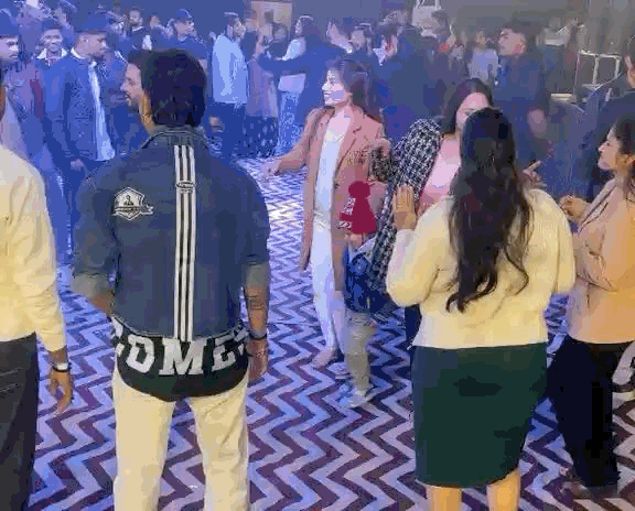 नए साल के स्वागत में युवा जमकर थिरके