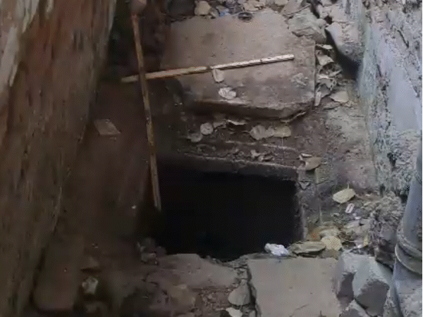 भागीरथपुरा में सीवरेज चेंबर ऐसे खुले हैं।