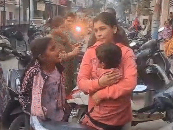 संजीवनी अस्पताल के बाहर मरीजों की भीड़ है।