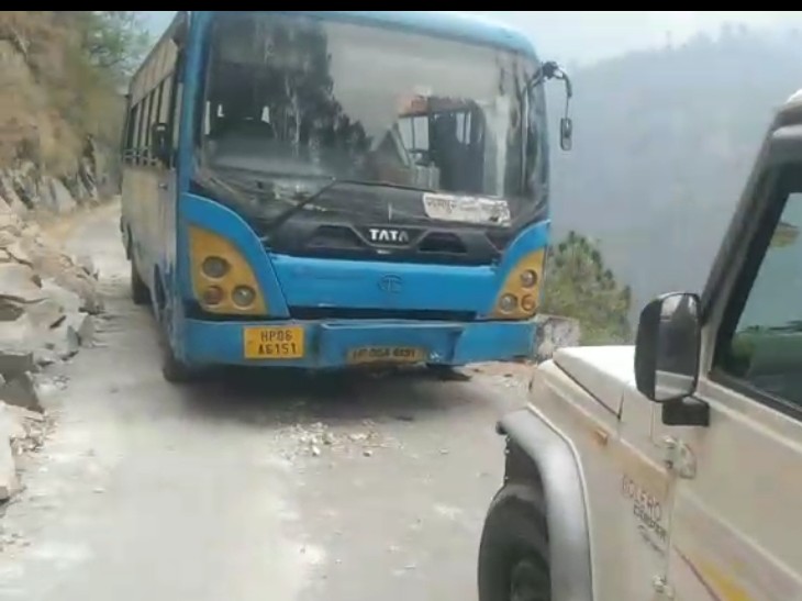 रास्ते में खराब हुई एचआरटीसी की बस, लगा जाम