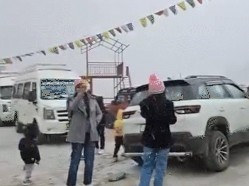 कोकसर में ताजा हिमपात।